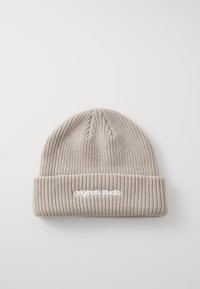 Brede gebreide beanie in lichtbeige met ribbelstructuur. Heeft een opgevouwen zoom en een geborduurd "Originals Studio" logo in het wit.
