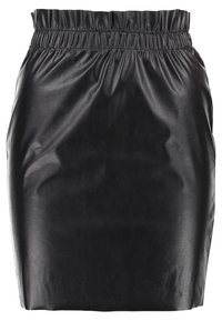Černá sukně z umělé kůže s elastickým pasem, hladkým povrchem a přiléhavým střihem, který se směrem k lemu zužuje.