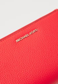 MICHAEL Michael Kors JET SET WRISTLET - Piniginė - burnt sienna