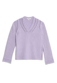 Maglione lavorato a maglia viola con scollo a V, caratterizzato da dettagli in pizzo intricati lungo il colletto e i polsini. Morbido al tatto e con maniche lunghe.