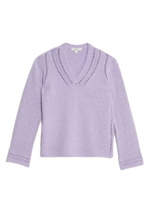 Fioletowy sweter robiony na drutach z dekoltem w szpic, posiadający skomplikowane koronkowe wykończenia wzdłuż dekoltu i mankietów. Miękka tekstura i długie rękawy.