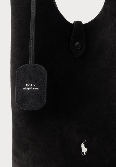 Черна велурена чанта Polo от Ralph Lauren с капак и бял бродиран логотип на Polo играч близо до основата.