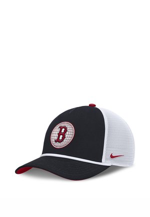 Gorra de béisbol en blanco y negro con el logotipo rojo de "B" en la parte delantera y el swoosh rojo de Nike en el panel lateral de malla blanca.