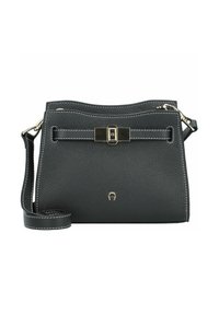 Borsa a tracolla nera in pelle con superficie texturizzata, design con parte superiore piatta, chiusura in hardware dorato e tracolla regolabile con dettagli in cucitura bianca.