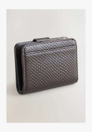 Pruun nahast rahakott, millel on tekstuuriga kuusnurkade muster, klappi sulgemise mehhanism ja nähtav õmblus äärtes. Kaunistatud kuldsete detailidega.