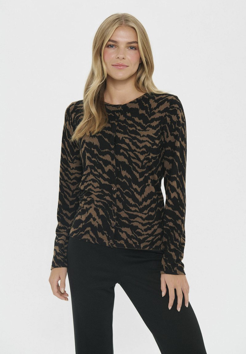 Pika-särkmustriga musta ja pruuniga pikad varrukad, millel on ümmargune kaelus ja nööpide sulgemine ees. Pehme kudumise tekstuur.