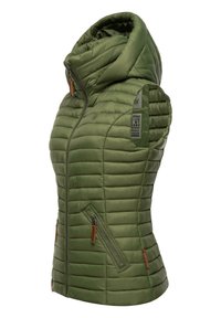 Zeleni prsluk s kapuljačom od puffer materijala s kviltanom teksturom, koji ima bočne džepove na zip i kožne detalje. Lagani i prilagođeni dizajn.