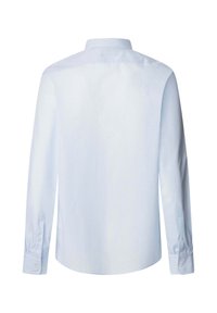 Camisa de manga larga en azul claro con un sutil patrón de rayas verticales. Cuenta con un cuello clásico y puños abotonados. Tejido de algodón suave.