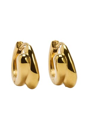 Złote kolczyki w kształcie koła z gładkim, zaokrąglonym wzorem, błyszczącym wykończeniem i zapięciem na klips, prezentujące nowoczesny, wypolerowany wygląd.