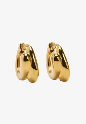 Złote kolczyki w kształcie koła z gładkim, zaokrąglonym wzorem, błyszczącym wykończeniem i zapięciem na klips, prezentujące nowoczesny, wypolerowany wygląd.