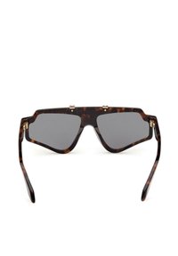 Occhiali da sole tartarugati con lenti grigie, design angolare, dettagli metallici sul ponte e stanghette eleganti sagomate per il comfort.