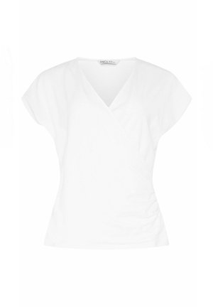 Blouse blanche pour femme à manches courtes avec col en V et légère fronce sur le côté droit de la taille, présentée sur un fond uni.