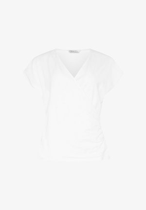 Blouse blanche pour femme à manches courtes avec col en V et légère fronce sur le côté droit de la taille, présentée sur un fond uni.