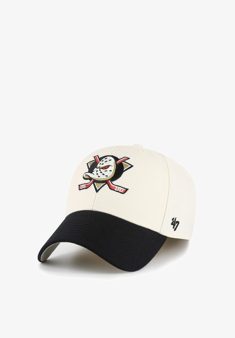 Gorra de béisbol con la parte delantera en crema, visera negra y logo bordado que presenta una máscara de portero y palos de hockey cruzados. Logo de la marca en el lateral.