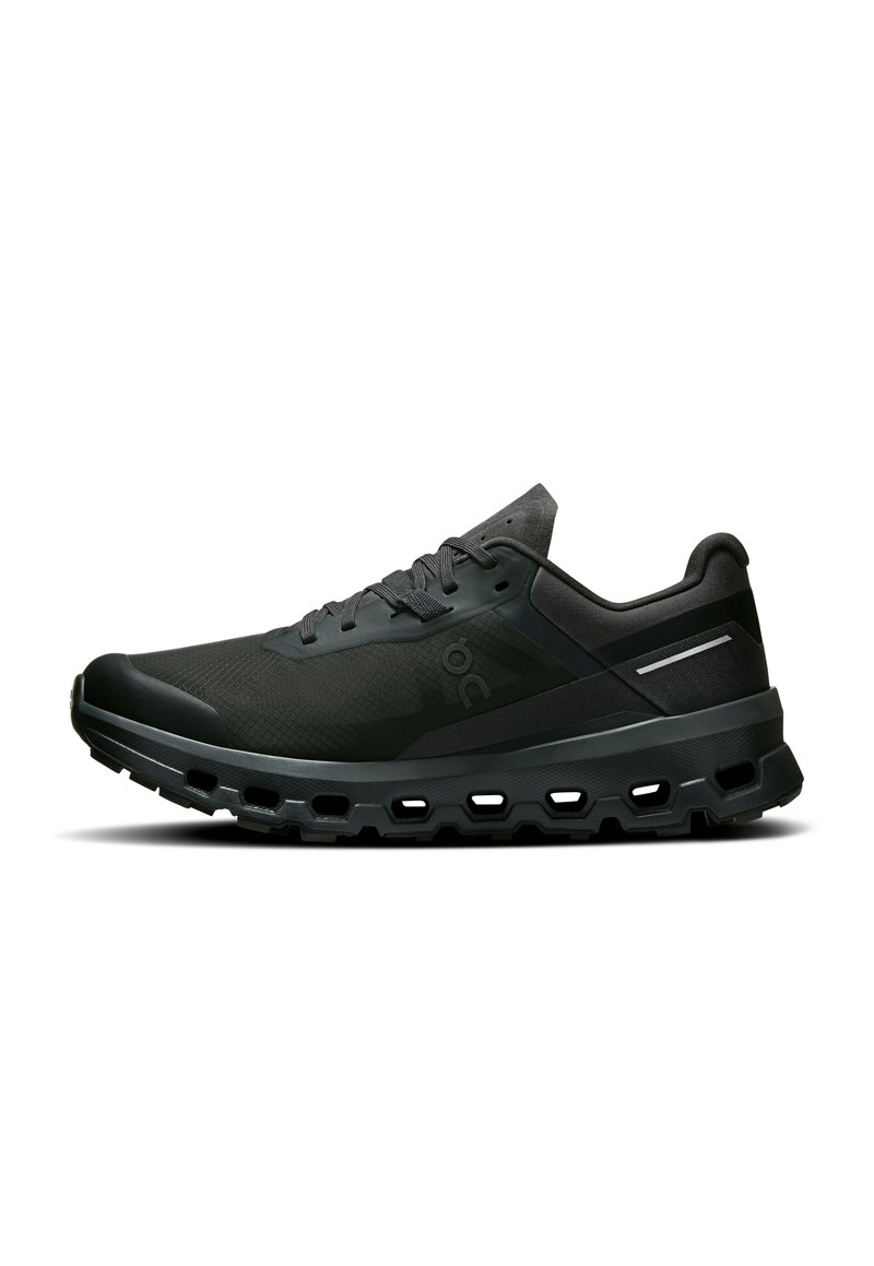 Schwarze Sportschuhe mit einem schlanken Design, ausgestattet mit einem strukturierten Obermaterial, einer gepolsterten Sohle und ausgeschnittenen Details für Atmungsaktivität.