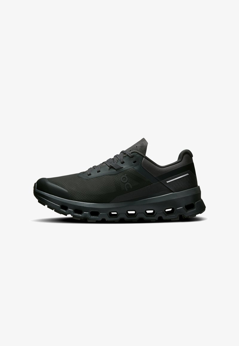 Schwarze Sportschuhe mit einem schlanken Design, ausgestattet mit einem strukturierten Obermaterial, einer gepolsterten Sohle und ausgeschnittenen Details für Atmungsaktivität.