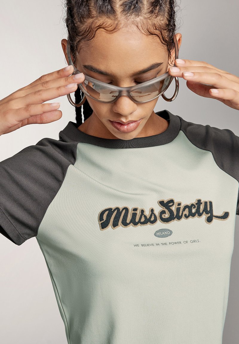 Miss Sixty T-Shirt print - light grey green/hellgrau - Zalando.de