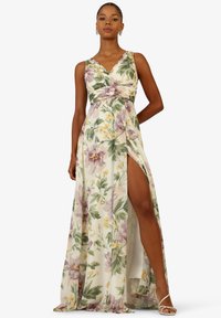 Maxiklied mit floralem Design, plissiertem Oberteil und hohem Schlitz. Der Stoff zeigt gemischte Pastellfarben mit einem botanischen Muster.