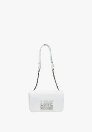 Bolsa de mano sintética blanca con tapa plegable, logo grabado "LOVE MOSCHINO" y cadena de tono plateado. Textura lisa, forma elegante.