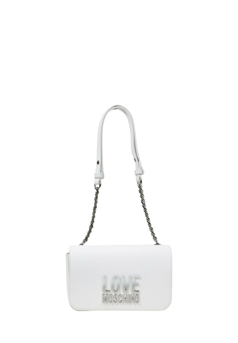 Borsa sintetica bianca con patta ripiegata, logo "LOVE MOSCHINO" in rilievo e tracolla in catena di tonalità argentata. Texture liscia, forma elegante.