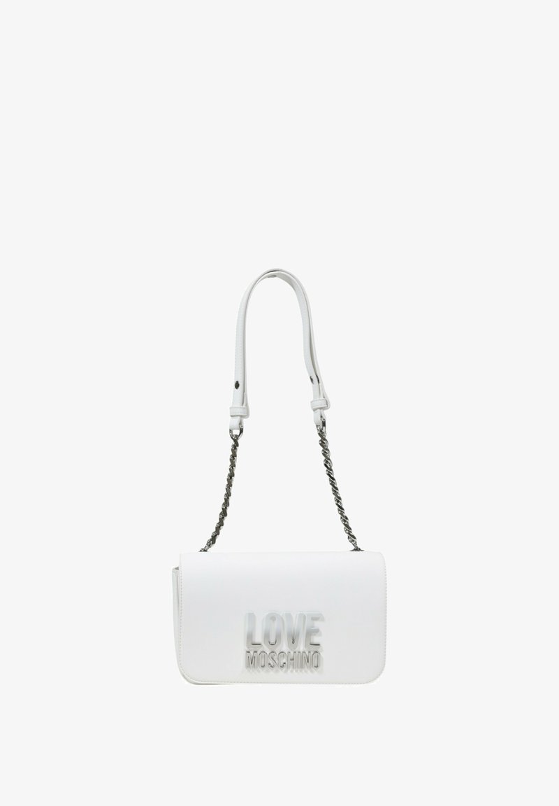 Weiße synthetische Handtasche mit einem umklappbaren Deckel, geprägtem "LOVE MOSCHINO"-Logo und silberfarbener Kette. Glatte Textur, eleganter Form.