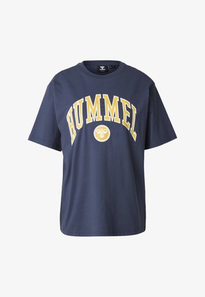 Mørkeblå T-shirt i bomuld med et stort gult "HUMMEL"-grafik og et rundt logo på forsiden. Korte ærmer, afslappet pasform.