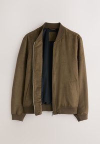Veste bomber en daim marron avec col, poignets et ourlet côtelés, partiellement dézippée pour montrer la doublure intérieure noire, deux poches avant.