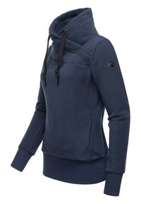 Marineblå fleecegenser med hals, justerbare snorer, lange ermer, sidelommer og et logo-patch på venstre erme.