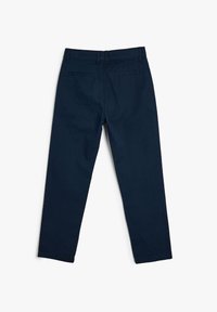 Pantalon bleu foncé avec une coupe droite, doté de deux poches arrière et de passants de ceinture, fabriqué à partir d'un tissu robuste au toucher lisse.