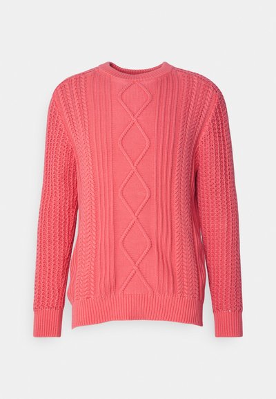 Pull en maille rose avec un motif texturé à motifs de diamants, encolure ronde et finitions côtelées aux poignets et à l'ourlet.