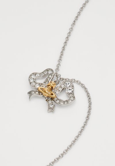 Silverhalsband med en båge-pendelig prydd med klara kristaller och en gyllene detalj i mitten, med en texturerad kedja.