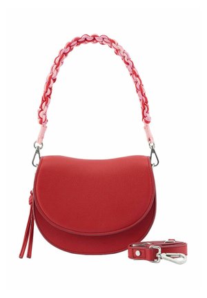 Rote strukturierte Leder-Umhängetasche mit geflochtenem pink-rotem Griff, abgerundetem Klappdeckel, seitlichem Quastenanhänger und abnehmbarem extra Riemen.