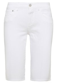 Pantalones cortos de mezclilla blanca con un diseño clásico de cinco bolsillos, forma ajustada y cierre con un solo botón de metal en la cintura.