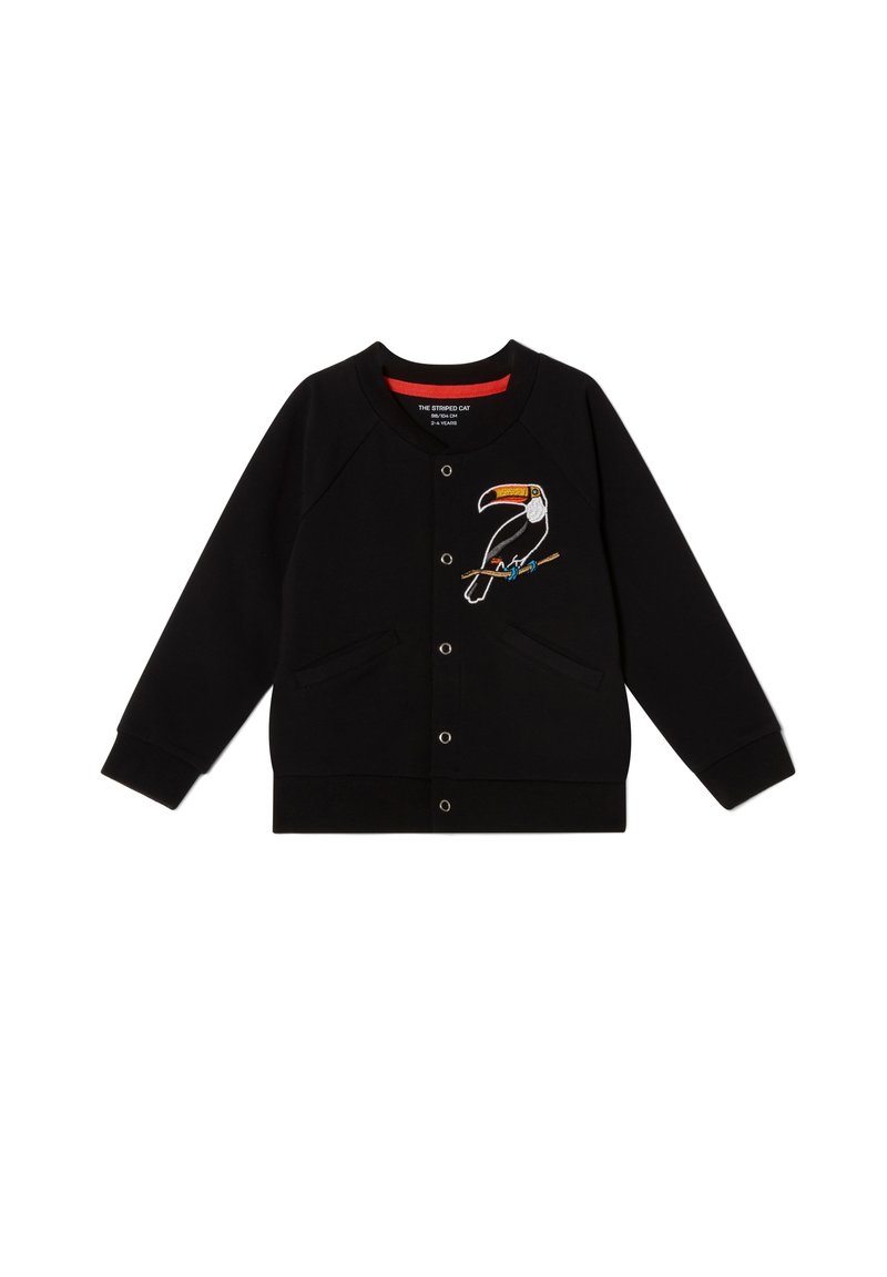 Cardigan nero con scollatura rotonda, caratterizzato da un ricamo di tucano sul lato sinistro del petto, bottoni a pressione e due tasche frontali.