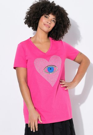 Roze katoenen t-shirt met een V-hals, voorzien van een strasstenen hartontwerp en een oog in het midden. Korte mouwen en een relaxte pasvorm.