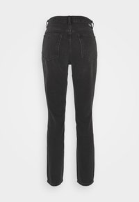 Jean noir taille haute à jambes droites, avec passants de ceinture et deux poches arrière, vu de dos sur un fond uni.