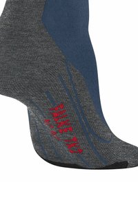 Calzini grigi e blu navy con una finitura testurizzata. Presentano un logo rosso e una punta rinforzata. Adatti per l'abbigliamento sportivo.