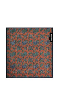 Jedwabny szalik z wzorem paisley w odcieniach niebieskiego i zielonego na pomarańczowym tle, wykończony ciemnoniebieską bordiurą. Metka marki po boku.