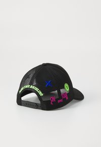 Μαύρο διχτυωτό καπέλο μπέιζμπολ με πολύχρωμο κεντητό κείμενο και λεπτομέρειες, καμπυλωτό γείσο και ρυθμιζόμενο λουράκι στο πίσω μέρος.