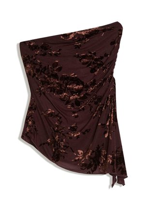 Aszimmetrikus sötétbarna szoknya fényes, virágmintás bársonymintával és az egyik oldalon lelógó redős anyaggal.