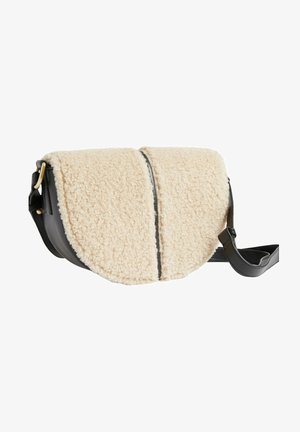 Crossbody-taske med sort læderkrop og beige lammeskindslåg, med guldfarvet spænde og justerbar rem.