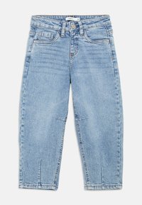 Jeans en denim bleu clair avec une taille haute, une coupe droite, cinq poches et une fermeture éclair. Détails déchirés aux genoux.