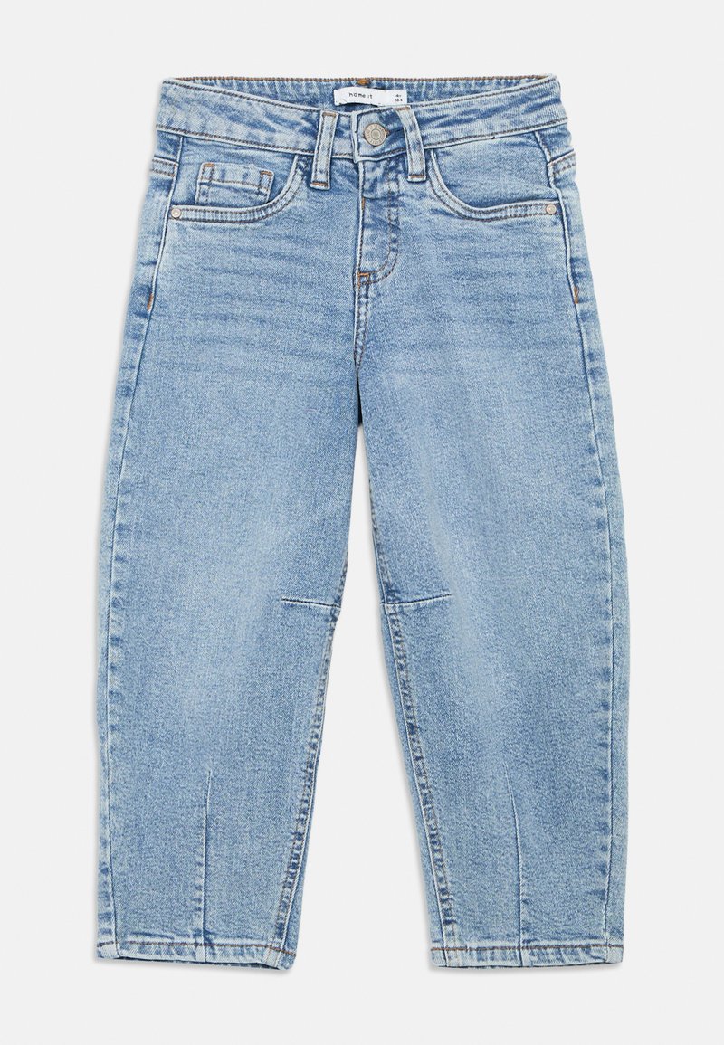 Jeans de denim azul claro con cintura alta, diseño de pierna recta, cinco bolsillos y cierre de cremallera. Detalles desgastados en las rodillas.