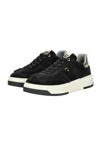 Zwarte sneakers met een gestructureerde leren bovenkant, gladde metalen accenten en een witte plateauzool met een geprofileerde rubberen loopzool.