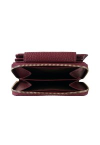 Portafoglio in pelle bordeaux con cerniera dorata, dotato di due scomparti aperti e una superficie testurizzata. L'interno è liscio e di colore chiaro.