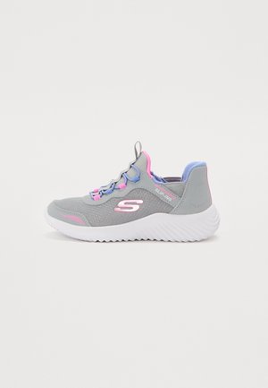 Baskets athlétiques grises en mesh, à enfiler, avec semelle blanche, détails roses et bleus, et logo Skechers sur le côté.
