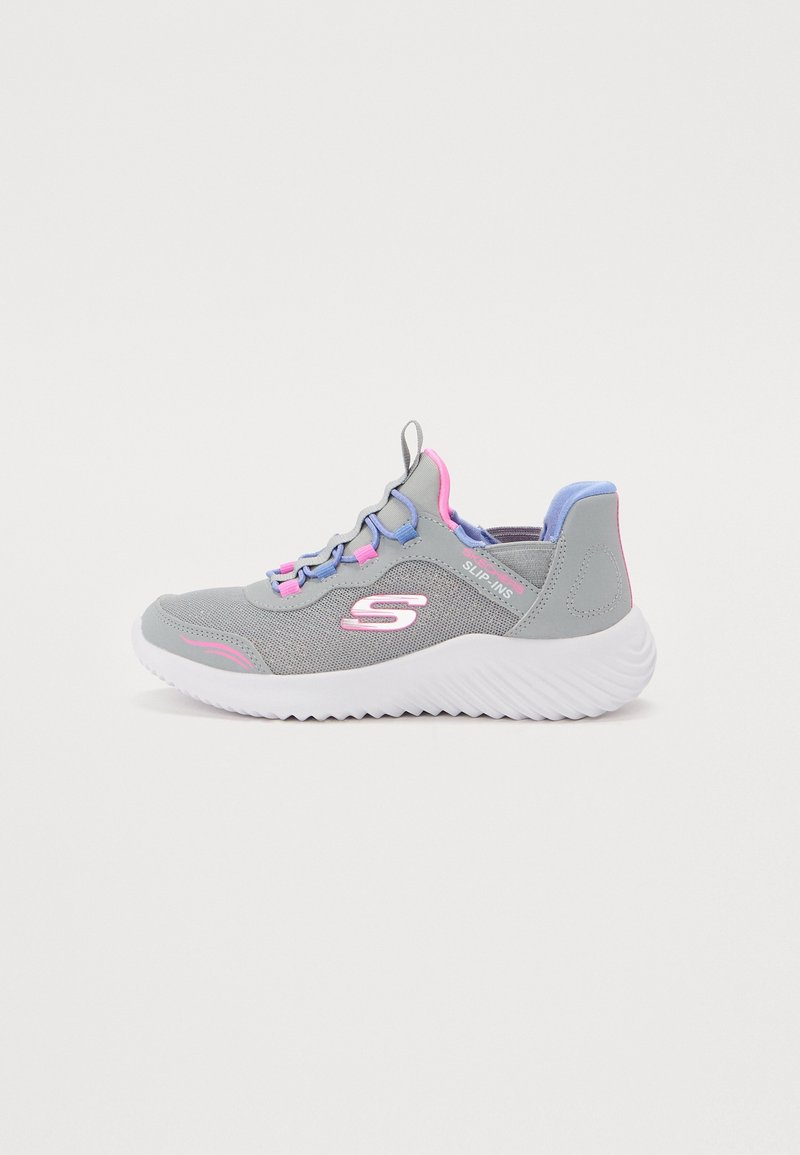 Baskets athlétiques grises en mesh, à enfiler, avec semelle blanche, détails roses et bleus, et logo Skechers sur le côté.