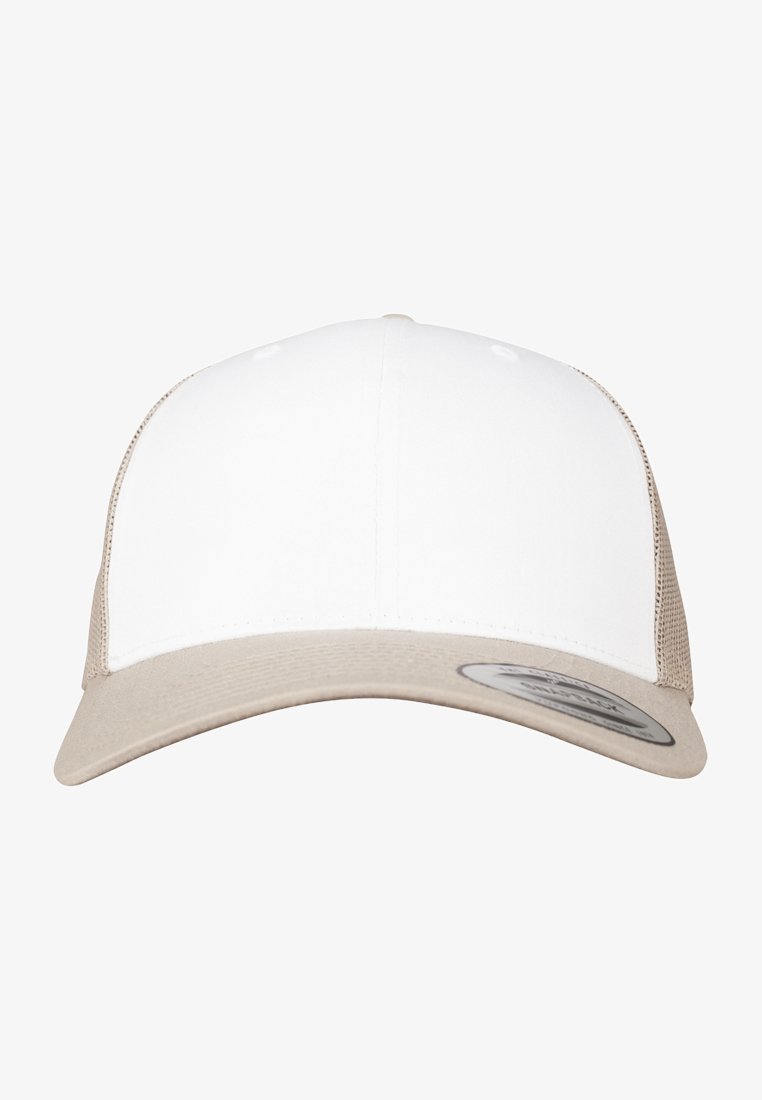 Fehér sapka bézs széllel és hálós oldalsó panelek. Ívelt napellenzővel és egy címkével az előző bal oldalon. Klasszikus dizájn.