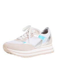 Baskets blanches et beiges avec des accents métalliques bleu clair, une semelle à rayures épaisses, des lacets blancs, et fabriquées en maille et en daim.