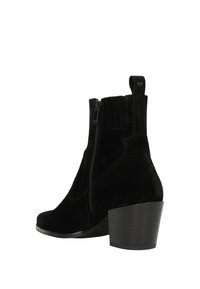 Bottine en suede noir avec fermeture éclaire sur le côté, section de cheville côtelée et talon épais, présentant une texture lisse et une silhouette élégante.